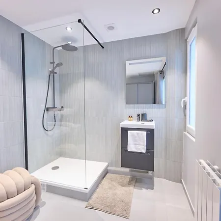 Апартаменты Modern With Terrace & 4 Spacious Bedrooms *