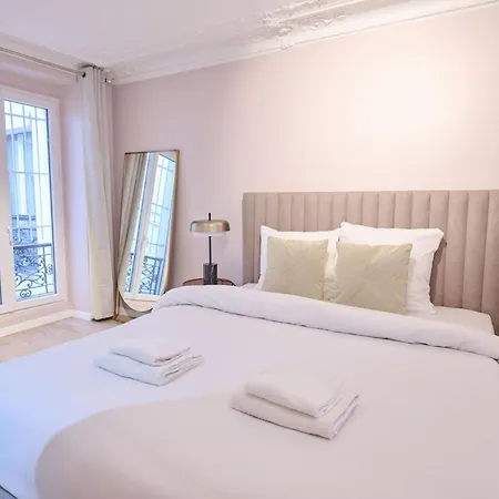 Modern With Terrace & 4 Spacious Bedrooms Апартаменты