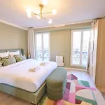 Modern With Terrace & 4 Spacious Bedrooms * Parijs