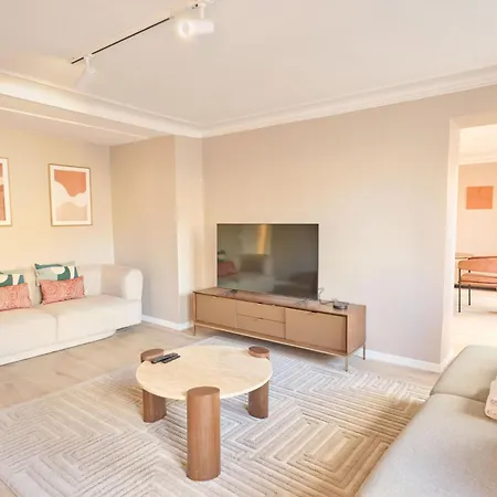 Modern With Terrace & 4 Spacious Bedrooms Apartamento París