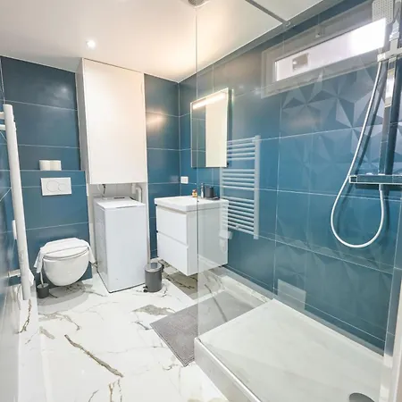 Modern With Terrace & 4 Spacious Bedrooms Apartment Paris