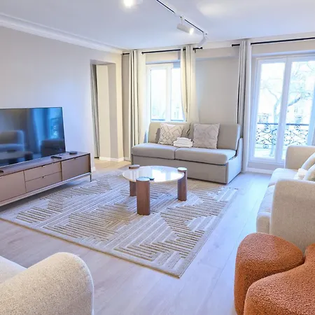 Apartment Modern With Terrace & 4 Spacious Bedrooms