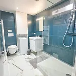 Modern With Terrace & 4 Spacious Bedrooms شقة باريس