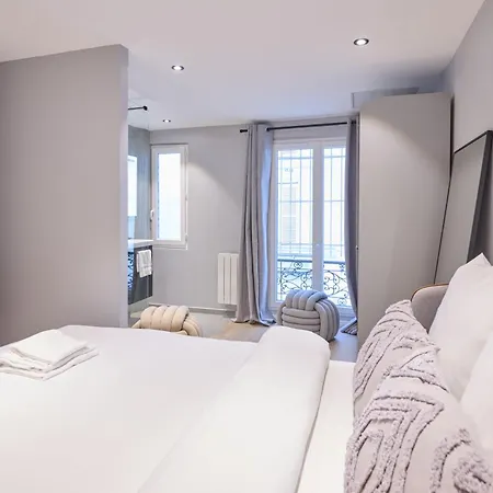Modern With Terrace & 4 Spacious Bedrooms アパート