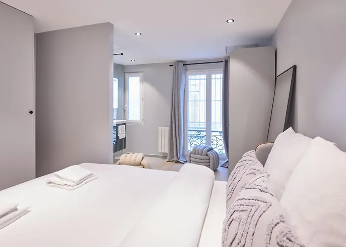 Modern With Terrace & 4 Spacious Bedrooms アパート
