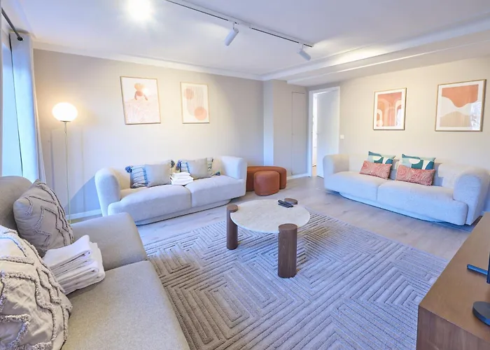 Modern With Terrace & 4 Spacious Bedrooms アパート *